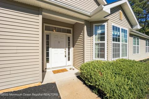 706 Hollybrook Ln, Whiting, NJ 08759