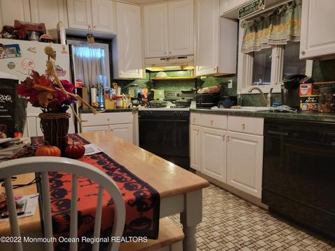9 Pine Hill St, Jackson, NJ 08527