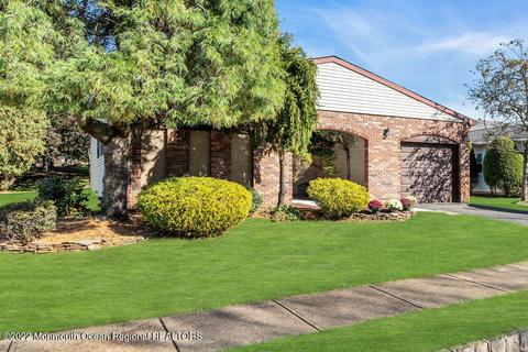 16 Lesley Dr, Marlboro, NJ 07746