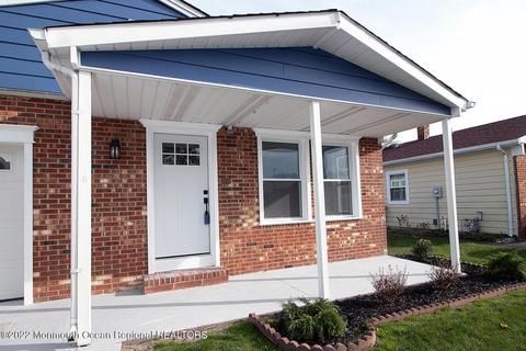 8 Chateux Ln, Toms River, NJ 08757