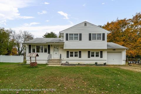 132 Sweetmans Ln, Manalapan, NJ 07726