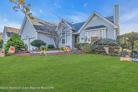4 Crown Cir, Lakewood, NJ 08701