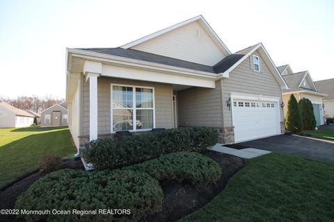 42 Eagle Ridge Cir, Lakewood, NJ 08701