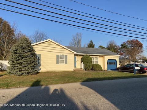 52 Spruce St, Beachwood, NJ 08722