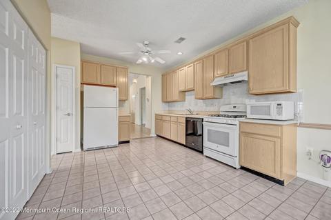 5 Devin Ln, Brick, NJ 08723 photo 4
