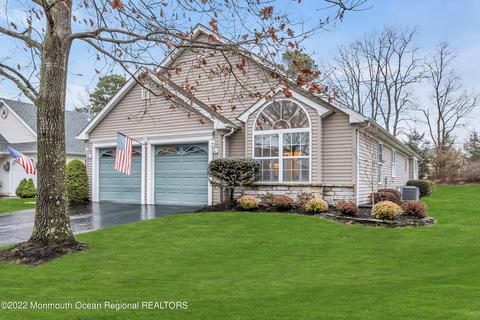 39 Skyline Dr, Lakewood, NJ 08701