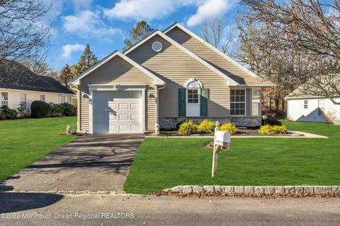 4 Wellington Ln, Lakewood, NJ 08701