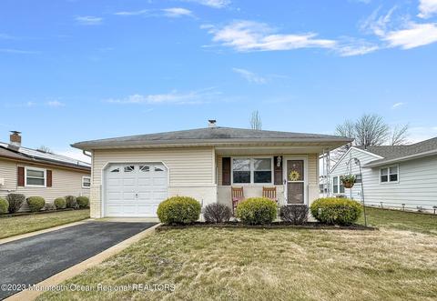 6 Aztec Ct, Toms River, NJ 08757