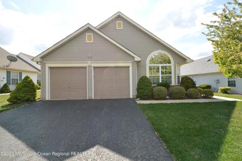 2690 Meadow Lake Dr, Toms River, NJ 08755
