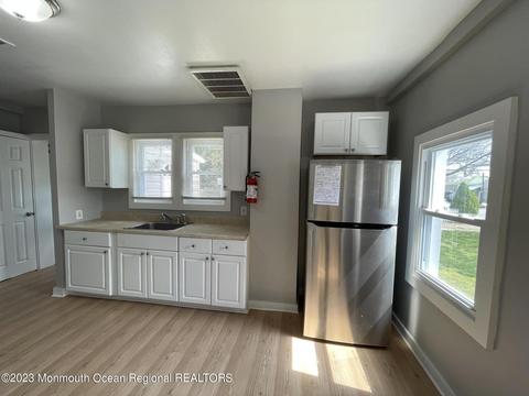 8 E Church St, Keansburg, NJ 07734