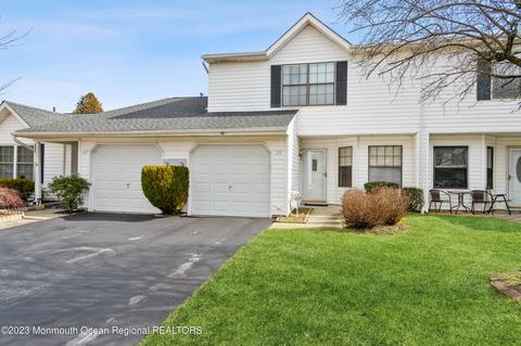 35 Mainsail Sq, Freehold, NJ 07728