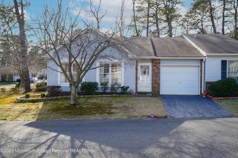 10 Raymond Ct, Lakewood, NJ 08701