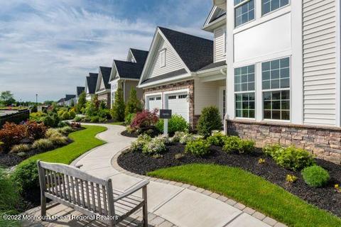16 Vizcaya Dr, Monroe, NJ 08831