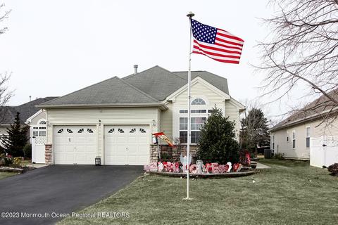 2 Isabella Dr, Manchester, NJ 08759