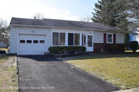 122 Hatfield Ct, Toms River, NJ 08757