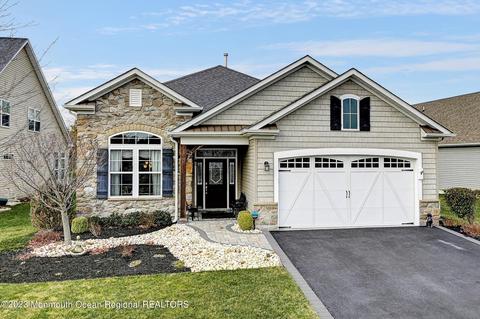 22 E Bosworth Blvd, Farmingdale, NJ 07727