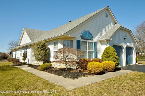 2596 Meadow Lake Dr, Toms River, NJ 08755