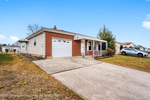 65 Hyannis St, Toms River, NJ 08757