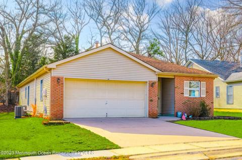 1388 Gleniffer Hill Rd, Toms River, NJ 08755