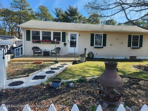 7 Garden Ct, Toms River, NJ 08757