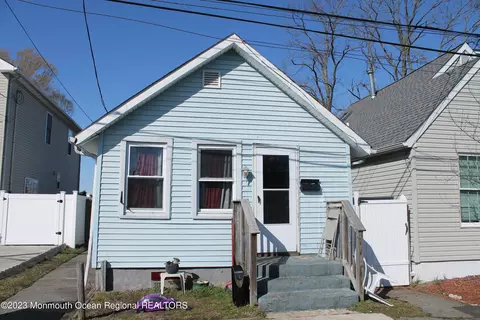 131 6th St, Keansburg, NJ 07734