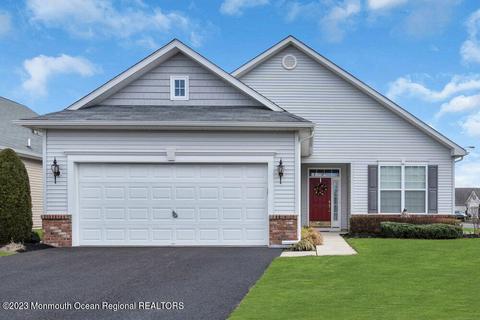 18 Eagle Ridge Cir, Lakewood, NJ 08701