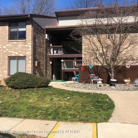 164 Cross Slope Ct #B, Manalapan, NJ 07726
