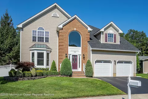 52 Periwinkle Cir, Tinton Falls, NJ 07712