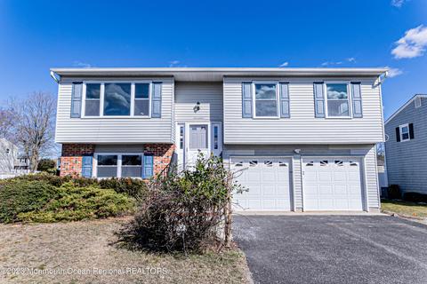 17 Cherry Ln, Howell, NJ 07731