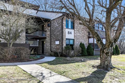 84 Amberly Dr #E, Manalapan, NJ 07726