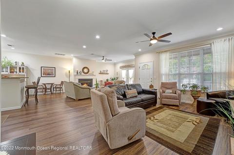 11 Sunnybrook Ln, Lakewood, NJ 08701