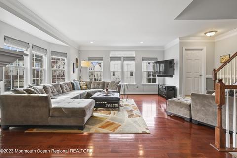 12 Hart Dr, Middletown, NJ 07748