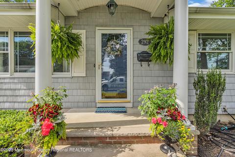 292 Edgemoor Rd, Belford, NJ 07718