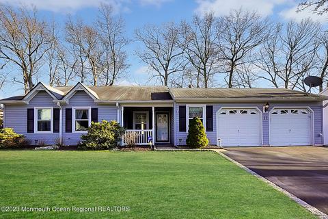 17 Concord Cir, Howell, NJ 07731
