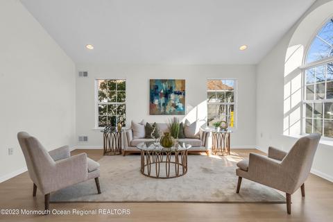 38 Skyline Dr, Lakewood, NJ 08701