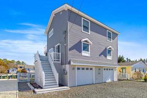 77 Fairway Dr, Tuckerton, NJ 08087