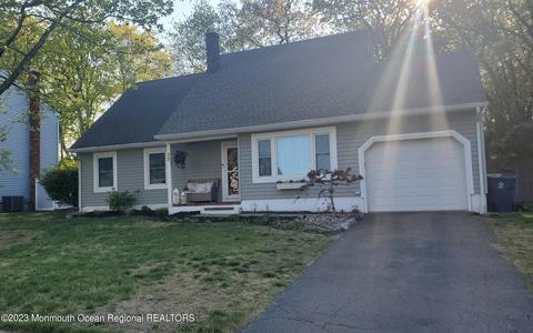 35 Lisa Dr, Hazlet, NJ 07730