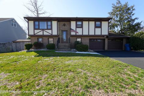 8 Leocadia Ct, Hazlet, NJ 07730