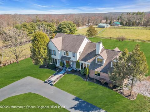 61 Burlington Path Rd, Cream Ridge, NJ 08514