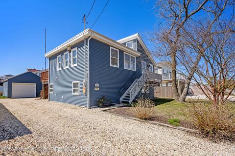 228 W 6th St, Ship Bottom, NJ 08008