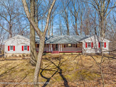 5 Edgewood Dr, Holmdel, NJ 07733