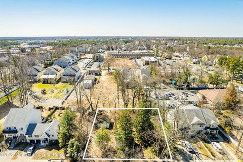 24 Sherwood Dr, Lakewood, NJ 08701