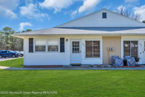 28 Brooks Ct #B, Whiting, NJ 08759