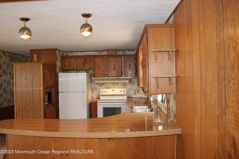 39 Eagle Dr, Whiting, NJ 08759