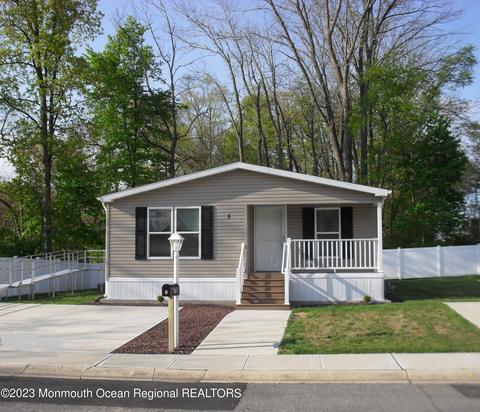 5 Easy St, Freehold, NJ 07728