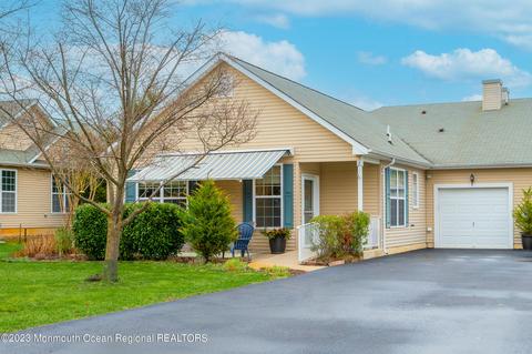 2 Walkabout Ct, Whiting, NJ 08759
