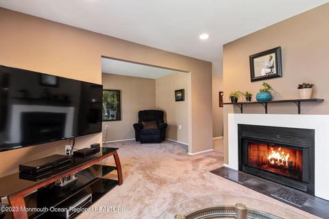 105 Wellington Pl, Aberdeen, NJ 07747