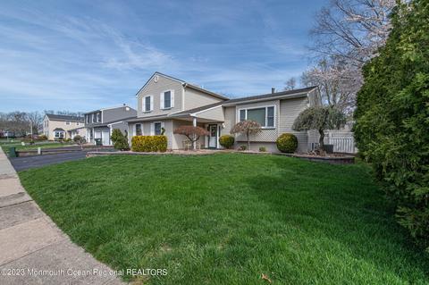 7 Hearth Ct, Howell, NJ 07731