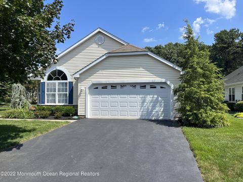59 Rosewood Dr, Lakewood, NJ 08701