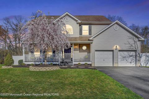 17 Northgate Dr, Manalapan, NJ 07726